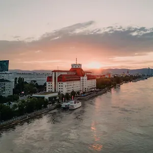 4* Hotel Hilton Danube Waterfront